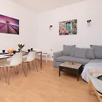 90m2 400m To The By Renters